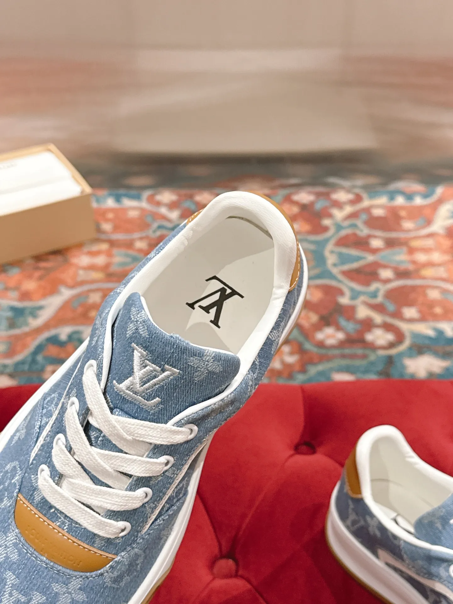 👟👟Ex-factory price 640👟👟 LV men's new tilt sneakers, classic catwalk style, air-glue technology, very comfortable on the feet. Luxurious materials, fine workmanship, European made English letters printed on the midsole, the upper is made of calfskin, the side is decorated with the brand LOGO and signature, the latest latex foot pads ➕ mesh lining, the foot feels super comfortable. Two-color TPU combination outsole. Packing process Goodyear stitched seam fabric: first-layer cowhide, lining: customized silky mesh lining-first-layer silk cowhide lining Bottom thickness: 0.5cm ☑️size: men's 39-44 (45 customized, non-returnable)